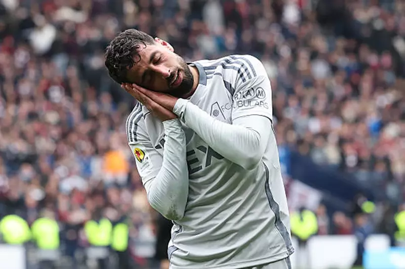 عدي الدباغ يصل القاهرة لإتمام انتقاله إلى الز...