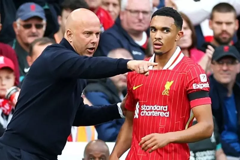 يطمئن سلوت جماهير ليفربول بشأن تعويض رحيل أرنولد