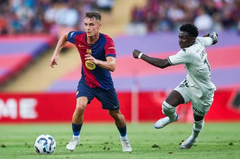 تقارير: توتنهام يطمح لضم كاسادو، لاعب برشلونة
