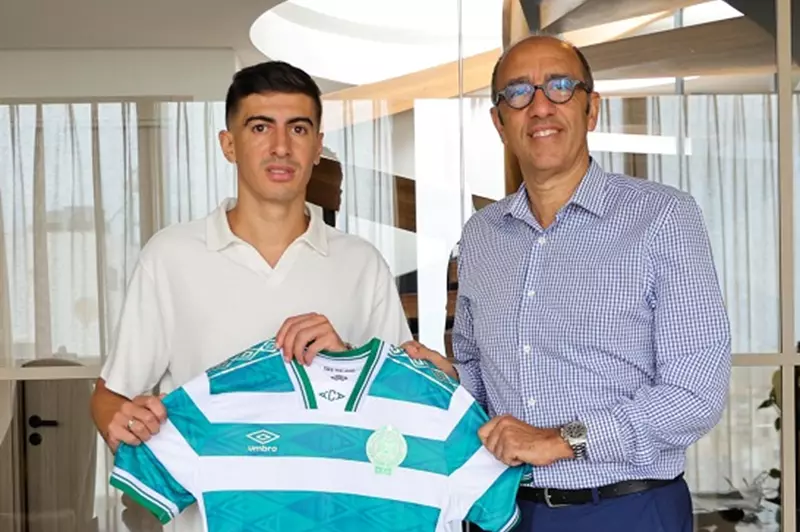 الرجاء المغربي يعلن مرة أخرى توقيع عقده مع اللاعب المكبّازي
