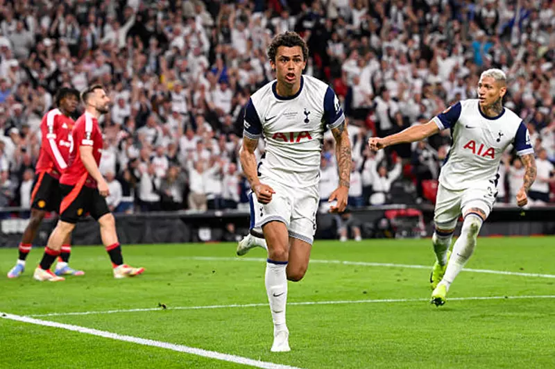 توّج توتنهام بالدوري الأوروبي بعد انتصاره على مانشستر يونايتد، منقذًا موسمًا صعبًا (فيديو)