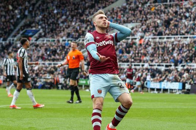 بوين يقدّم اعتذاراً لجماهير وست هام بعد محاول...