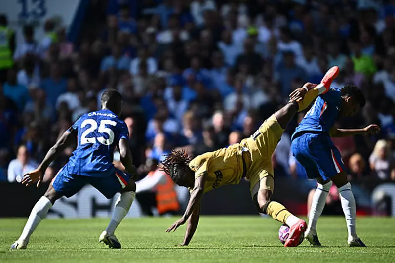 صيف غير عادي.. تشيلسي يضيف تشوكويميكا لمخزونه ويُقرض أنسيلمينو لنادي دورتموند