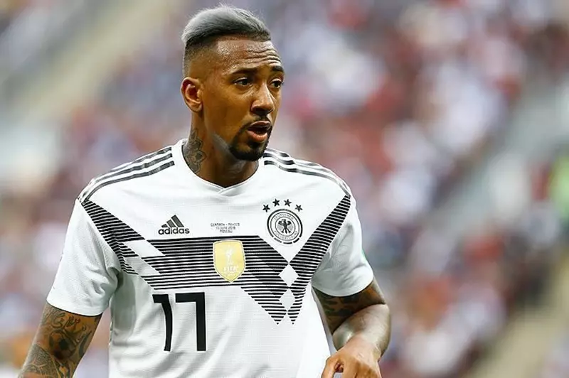 بواتينج يغادر لاسك لينز باتفاق لإنهاء عقده