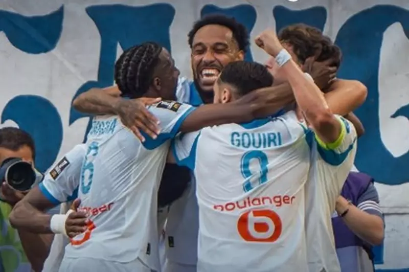 أوباميانج يوجه مارسيليا إلى فوز بخماسية مثيرة أمام باريس إف سي في الدوري الفرنسي