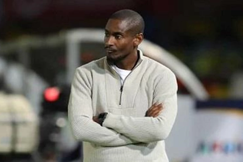 إعلان رسمي: رولاند موكوينا يتولى منصب مدرب مولودية الجزائر