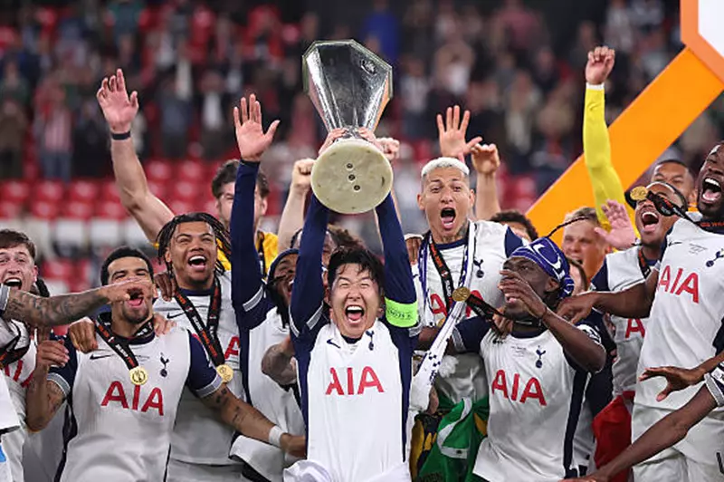 الاتحاد الأوروبي لكرة القدم يقدّم اعتذارًا عقب انتهاء الميداليات أثناء احتفال تتويج توتنهام بلقب الدوري الأوروبي