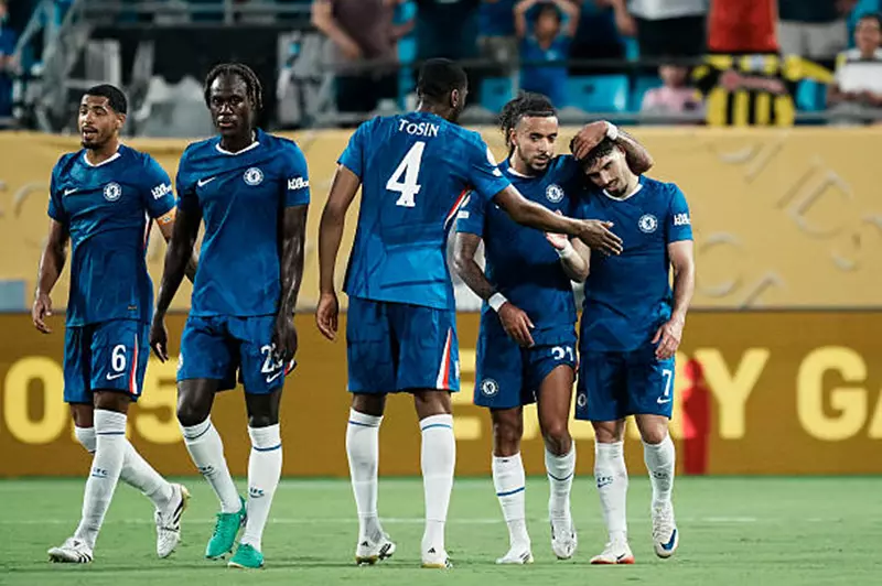 مقابل 60 مليون إسترليني.. تشيلسي يدرس التحرك لضم  سيمونز من لايبزيج