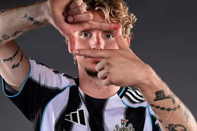 "ميسي ذو المترين".. من شتوتجارت إلى نيوك...